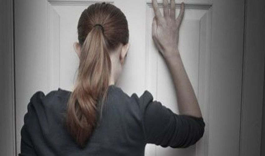Bewoonster wacht voor haar dichtgeslagen voordeur in Beek Bewoonster wacht voor haar dichtgeslagen voordeur in Beek